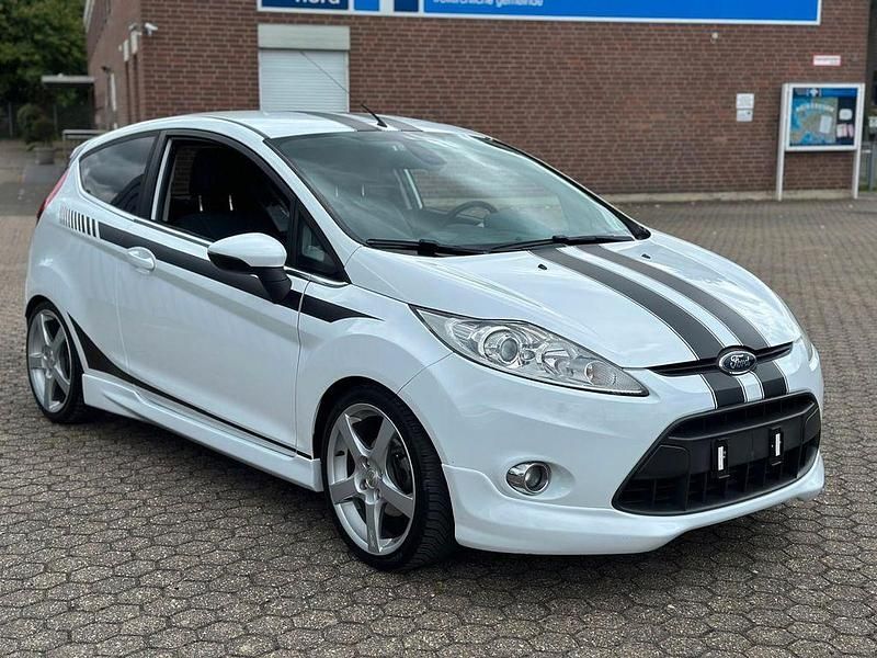 Weiß Gebraucht 2011 Ford Fiesta Titanium Kleinwagen | 4.400 € (Fairer Preis) - Bild 1/4