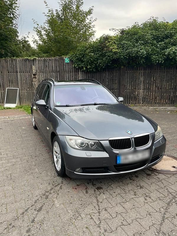 Grau Gebraucht 2007 BMW 320 Kombi | 2.000 € (Superpreis) - Bild 1/4