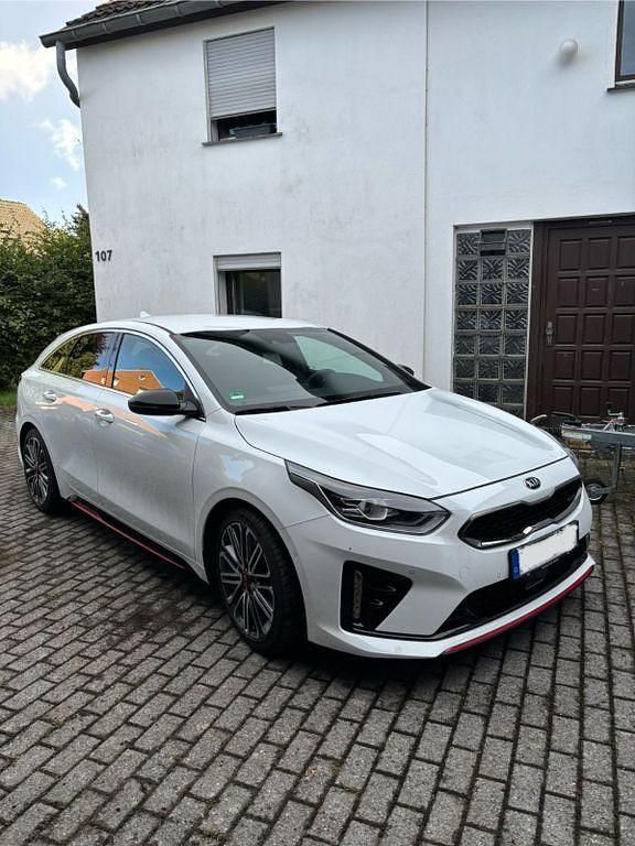 Weiß Gebraucht 2021 Kia ProCeed GT Kleinwagen | 22.999 € (Superpreis) - Bild 1/4
