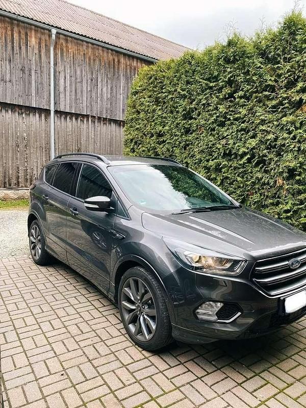 Grau Gebraucht 2019 Ford Kuga ST-Line SUV | 19.950 € (Teuer) - Bild 1/4