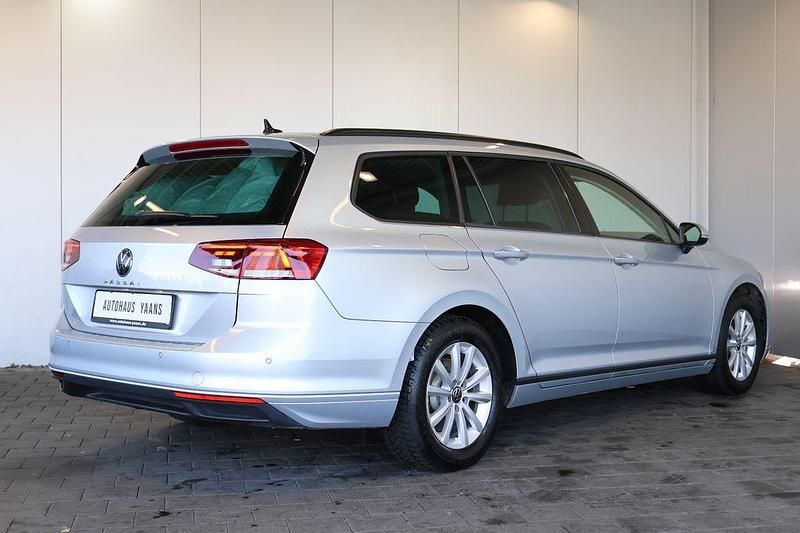 Gebraucht VW Passat 150 PS (110 kW) 2022 Silber Kombi