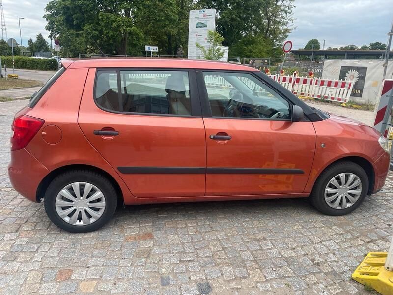 Orange Gebraucht 2007 Skoda Fabia Limousine | 2.400 € - Bild 1/4
