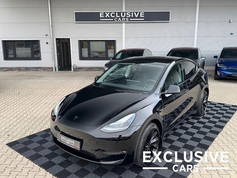 Solid black Gebraucht 2024 Tesla Model Y SUV | 41.750 € (Fairer Preis) - Bild 1/4