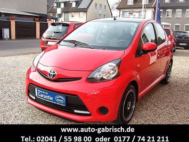 Gebraucht Toyota Aygo Cool 68 PS (50 kW) 2014 Bitone rot/schwarz black roof Kleinwagen
