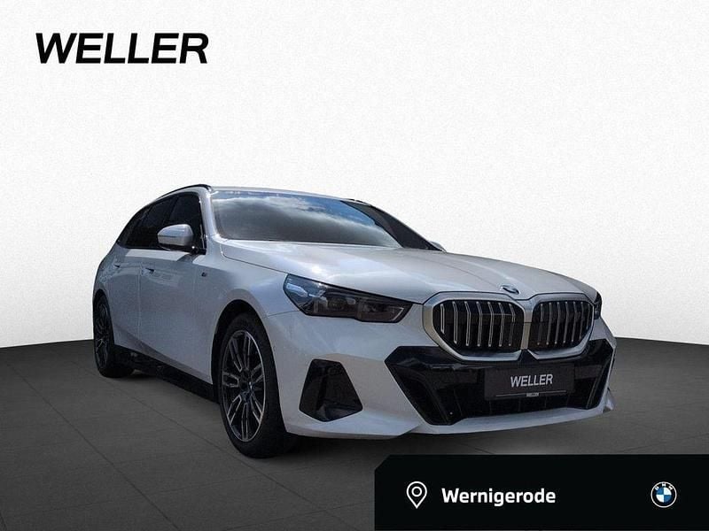 Mineralweiß Gebraucht 2024 BMW 520 M Sport Kombi | 51.450 € (Guter Preis) - Bild 1/4