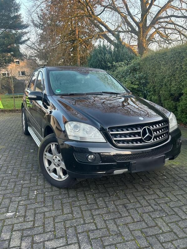 Schwarz Gebraucht 2005 Mercedes ML320 SUV | 6.950 € (Etwas zu teuer) - Bild 1/4