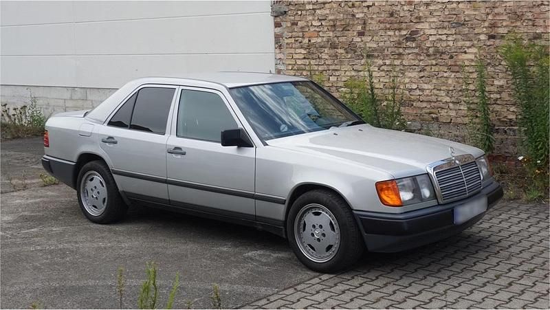Silber Gebraucht 1986 Mercedes E300 Limousine | 6.800 € - Bild 1/4
