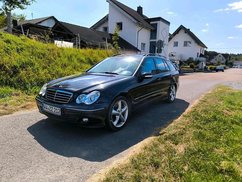 Blau Gebraucht 2006 Mercedes C230 Kombi | 2.200 € - Bild 1/4