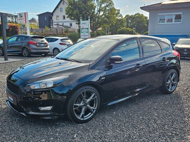 Schwarz Gebraucht 2018 Ford Focus ST-Line Limousine | 12.580 € (Fairer Preis) - Bild 1/4