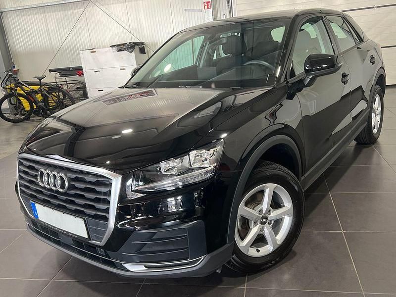 Brillantschwarz Gebraucht 2020 Audi Q2 Comfort SUV | 21.995 € (Etwas zu teuer) - Bild 1/4