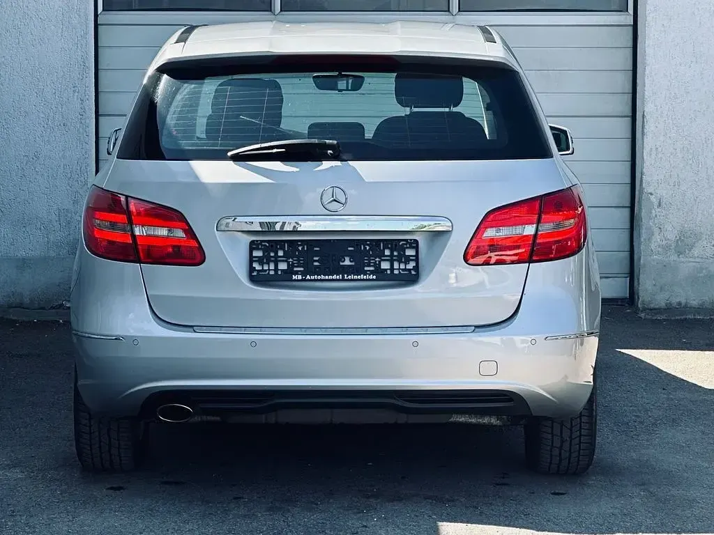 Gebraucht Mercedes B180 122 PS (89 kW) 2012 Silber Van / Kleinbus
