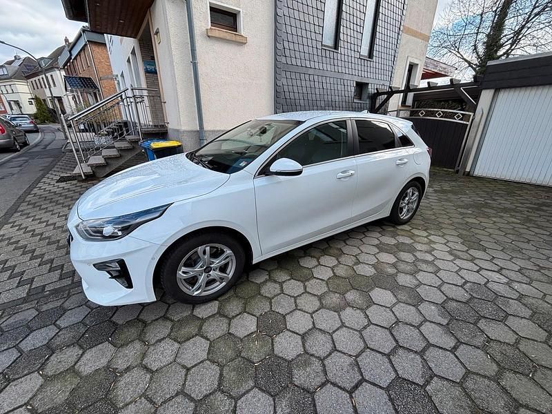Gebraucht Kia Ceed Spirit 140 PS (102 kW) 2018 Andere farben Kleinwagen