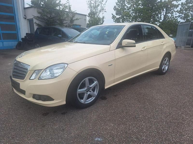 Gelb Gebraucht 2010 Mercedes E200 Limousine | 2.999 € - Bild 1/4