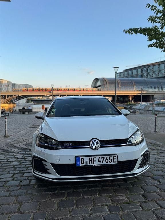 Second-hand VW Golf VII GTE 204 CP (150 kW) 2018 Alb Berlinǎ