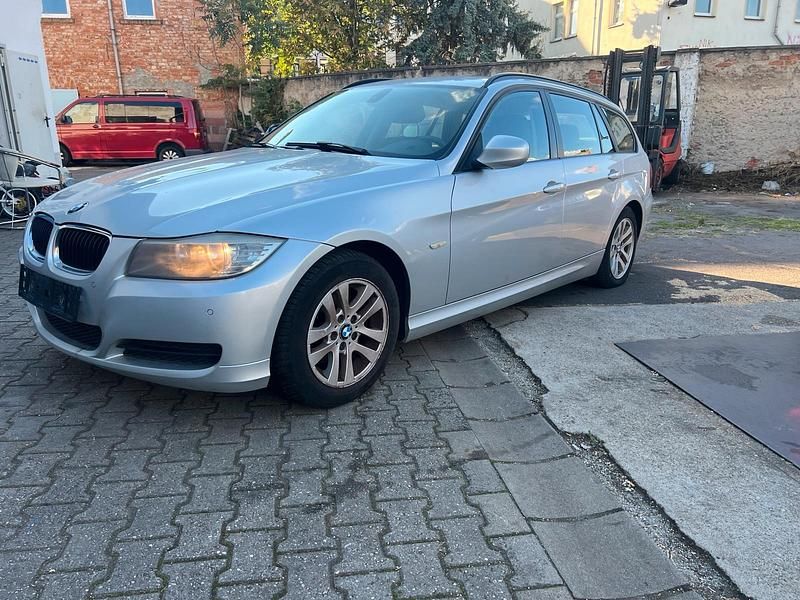 Silber Gebraucht 2012 BMW 316 Kombi | 3.900 € (Fairer Preis) - Bild 1/4
