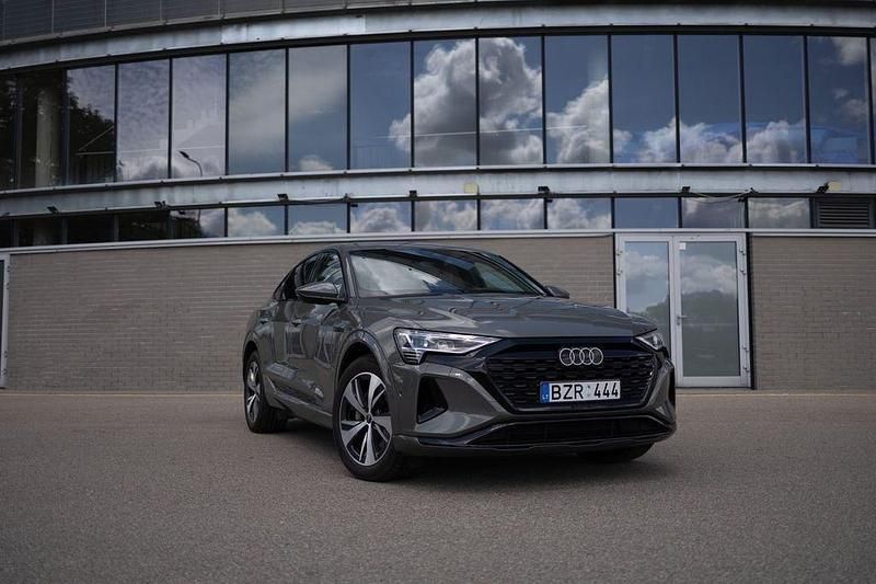 Grau Gebraucht 2023 Audi Q8 Sportback e-tron Sport SUV | 59.200 € (Superpreis) - Bild 1/4
