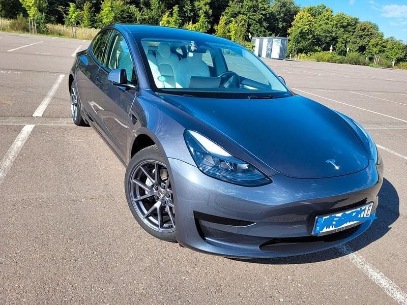 Grau Gebraucht 2022 Tesla Model 3 Limousine | 26.450 € (Guter Preis) - Bild 1/4