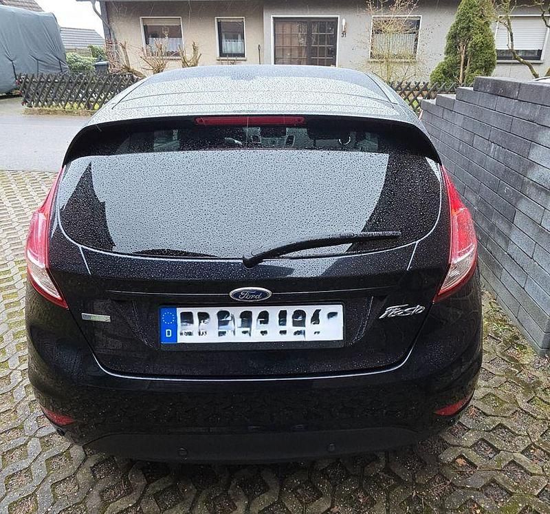 Gebraucht Ford Fiesta Trend 101 PS (74 kW) 2014 Schwarz Kleinwagen