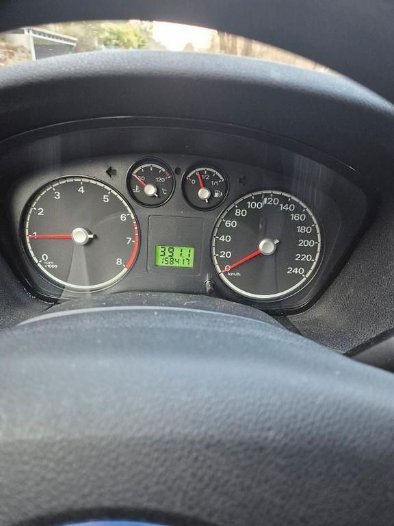 Gebraucht Ford Focus Ghia 101 PS (74 kW) 2005 Beige Limousine