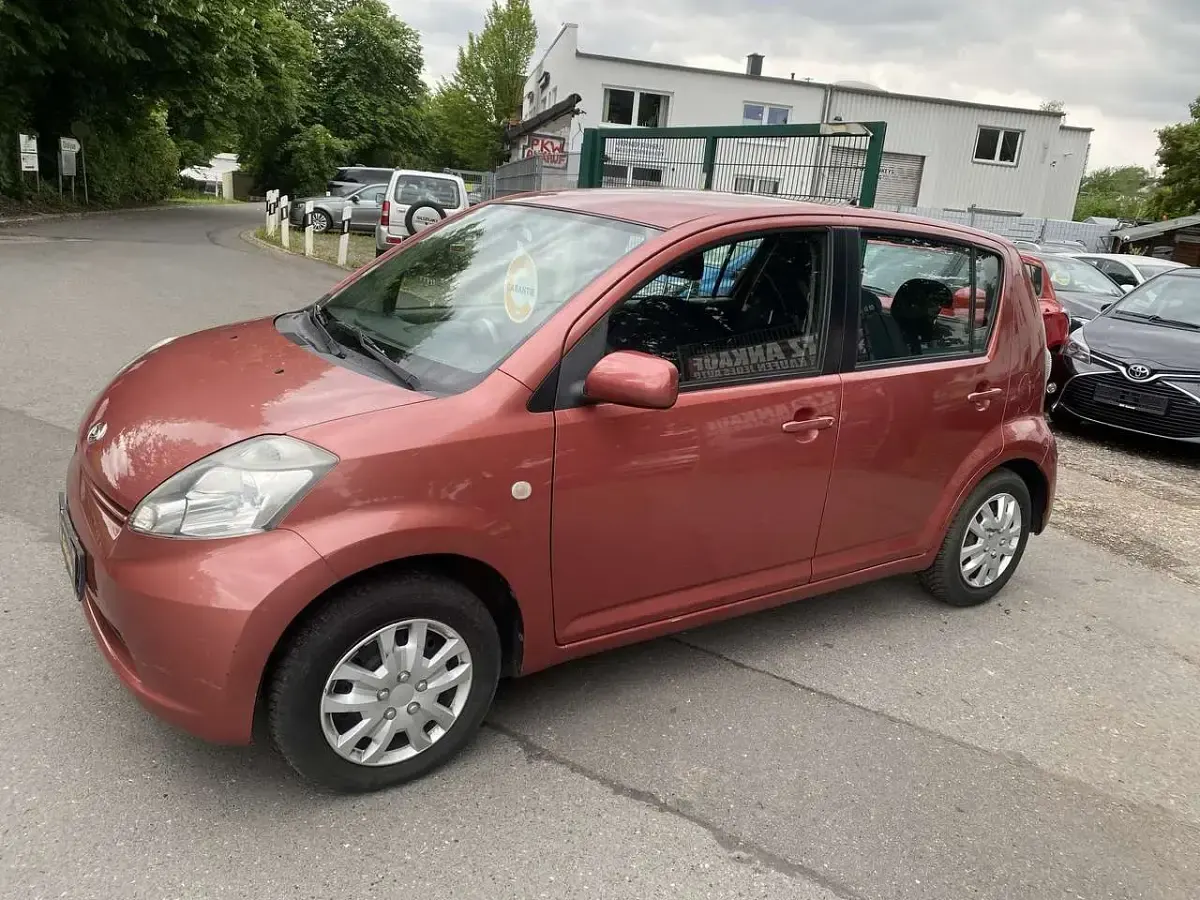 Gebraucht Daihatsu Sirion 87 PS (63 kW) 2005 Rose rot metallic Kleinwagen