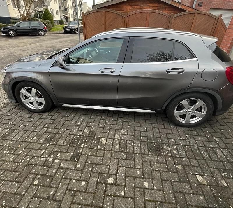 Grau Gebraucht 2014 Mercedes GLA220 AMG line SUV | 12.900 € (Guter Preis) - Bild 1/4