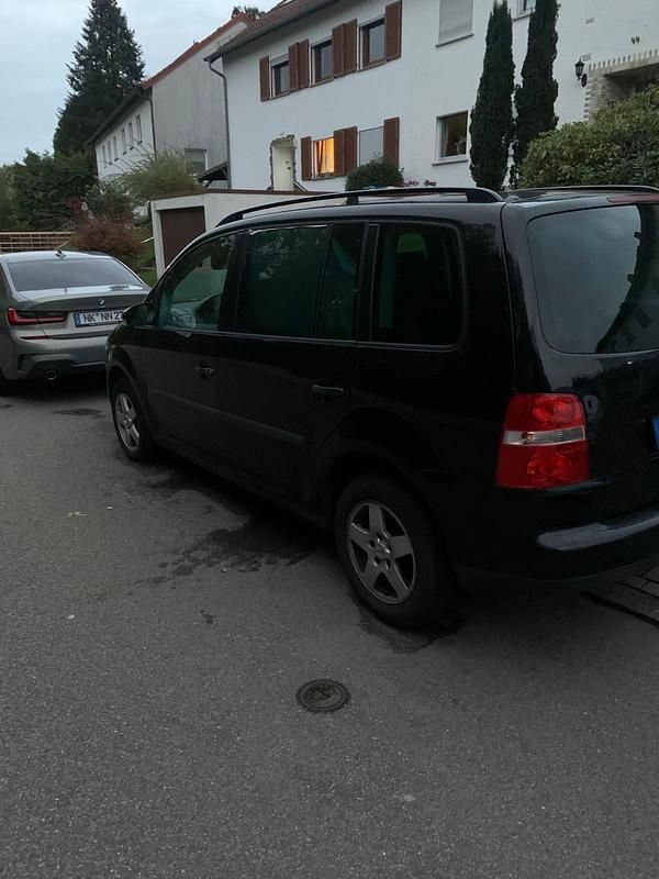 Schwarz Gebraucht 2004 VW Touran Van / Kleinbus | 1.790 € (Fairer Preis) - Bild 1/4