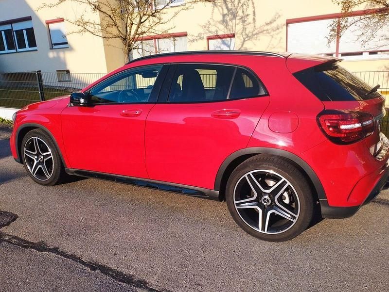 Gebraucht Mercedes GLA220 170 PS (125 kW) 2019 Rot SUV