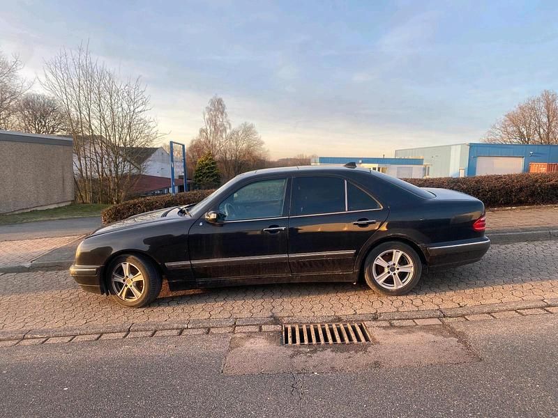 Schwarz Gebraucht 2001 Mercedes E240 Limousine | 2.300 € - Bild 1/4