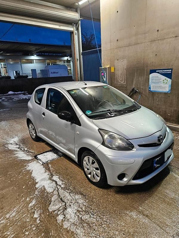 Gebraucht Toyota Aygo 68 PS (50 kW) 2013 Grau Kleinwagen