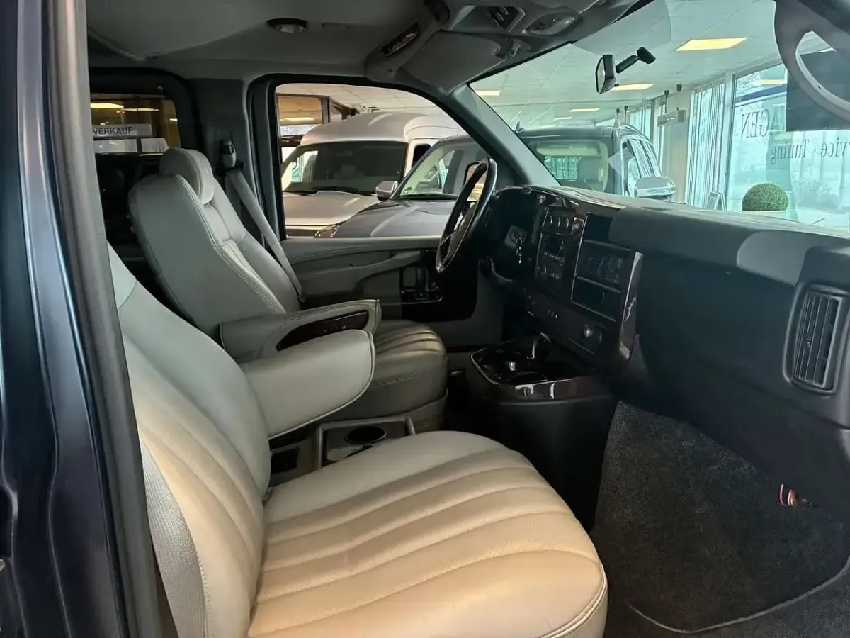 Usado Chevrolet Express 314 HP (230 kW) 2012 Azul Monovolume