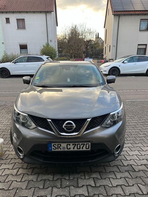 Grau Gebraucht 2015 Nissan Qashqai Tekna SUV | 14.200 € (Fairer Preis) - Bild 1/4
