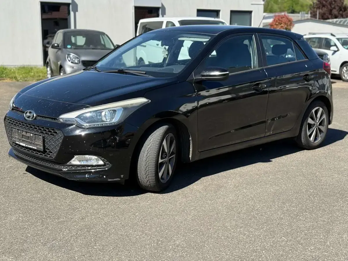 Gebraucht Hyundai i20 Intro Edition 75 PS (55 kW) 2015 Phantom black. / mic Kleinwagen
