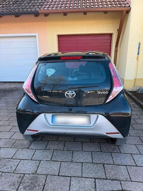 Gebraucht Toyota Aygo 69 PS (50 kW) 2016 Schwarz Kleinwagen