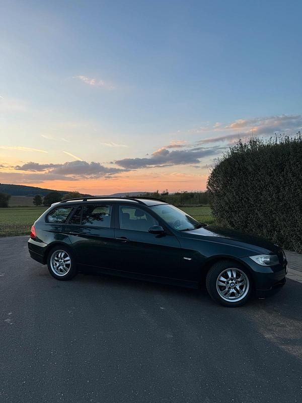 Gebraucht BMW 318 122 PS (89 kW) 2007 Grün Kombi