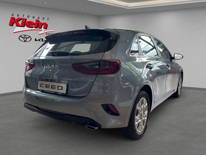 Neu Kia Ceed Vision 101 PS (74 kW) 2025 Silber Kleinwagen
