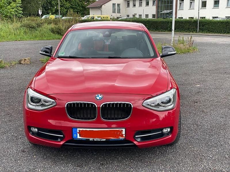 Rot Gebraucht 2011 BMW 118 Sport Line Kleinwagen | 8.500 € (Etwas zu teuer) - Bild 1/4
