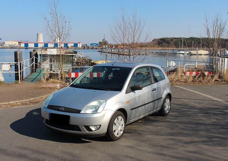 Gebraucht Ford Fiesta Ambiente 80 PS (58 kW) 2003 Silber Kleinwagen