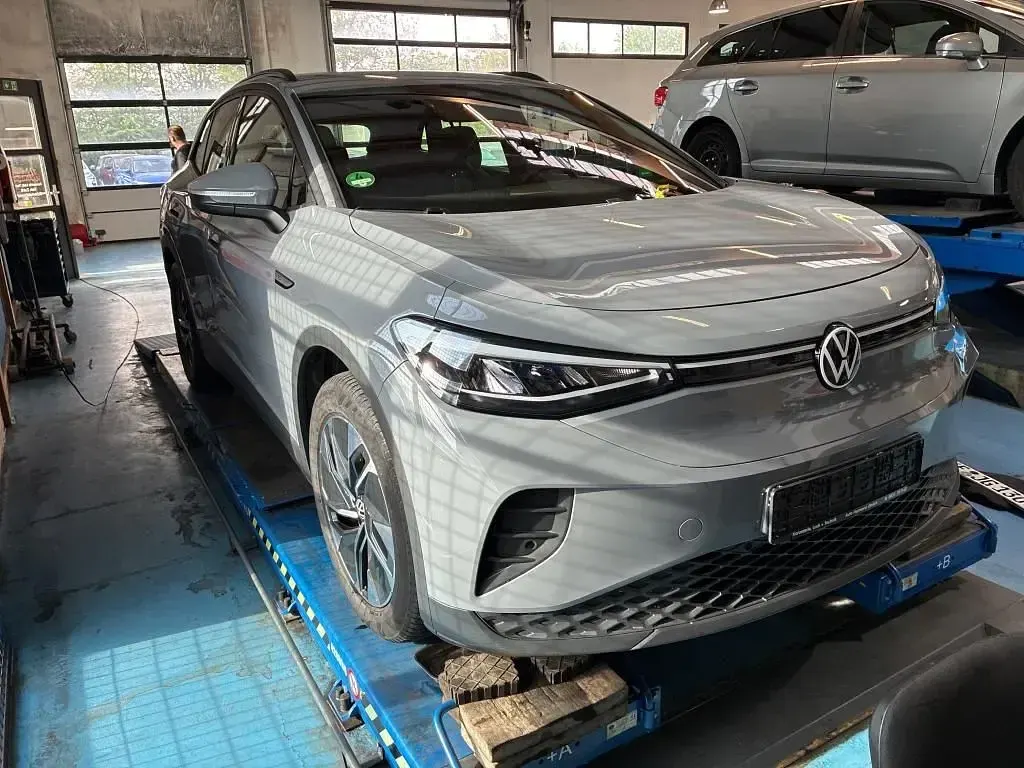 Gebraucht VW ID.4 Pro Performance 150 kW (204 PS) 2023 Mondsteingrau SUV