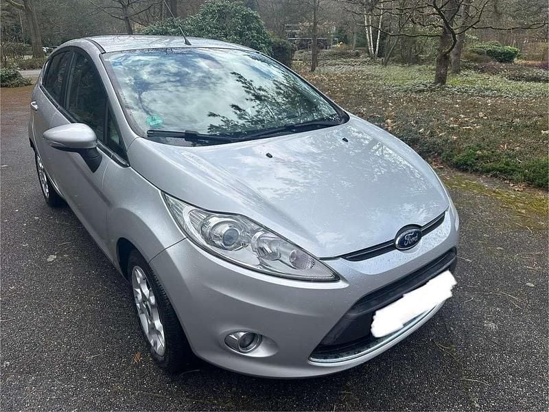 Gebraucht Ford Fiesta Titanium 82 PS (60 kW) 2012 Polarsilber metallic Kleinwagen