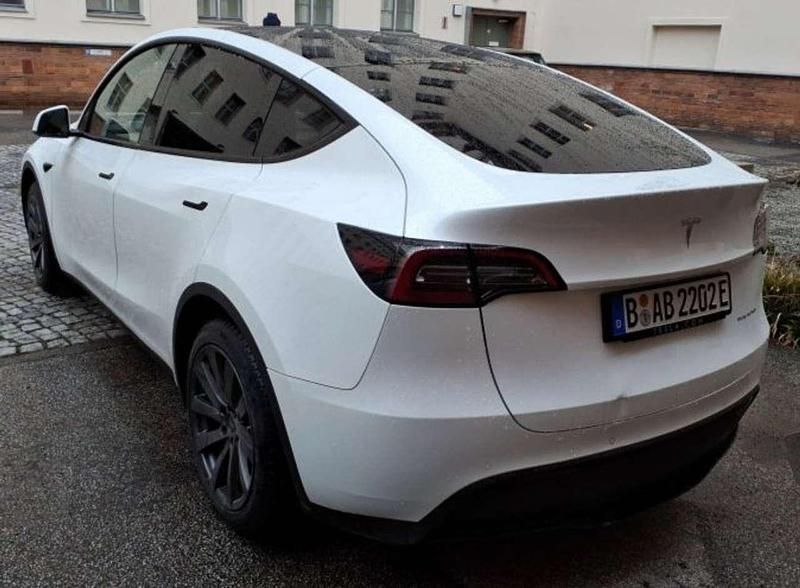 Gebraucht Tesla Model Y 378 kW (514 PS) 2023 Multicoat: pearl white SUV