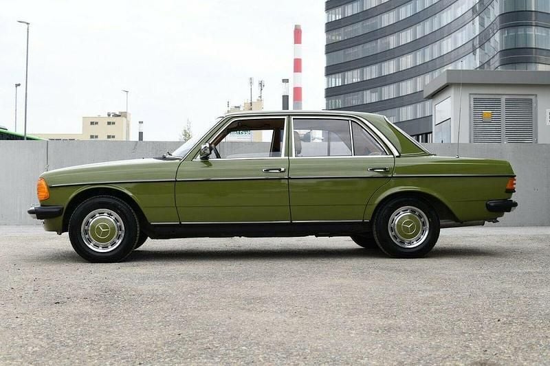 Gebraucht Mercedes 200 109 PS (80 kW) 1982 Grün Limousine
