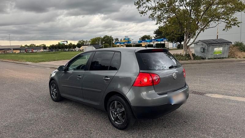 Grau Gebraucht 2005 VW Golf V Kleinwagen | 1.900 € (Fairer Preis) - Bild 1/4