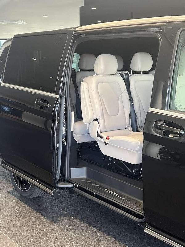 Gebraucht Mercedes V250 Avantgarde 190 PS (139 kW) 2024 Schwarz Van / Kleinbus