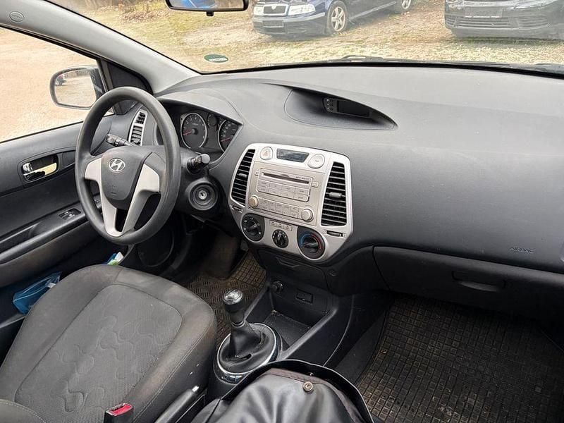 Gebraucht Hyundai i20 77 PS (56 kW) 2012 Schwarz Kleinwagen