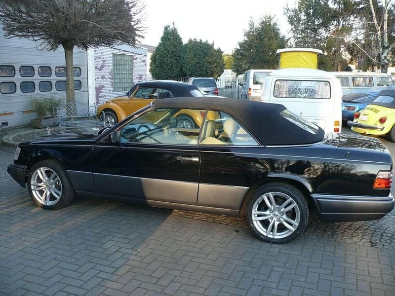 Gebraucht Mercedes E320 220 PS (161 kW) 1995 Glanzschwarz 040 Cabrio