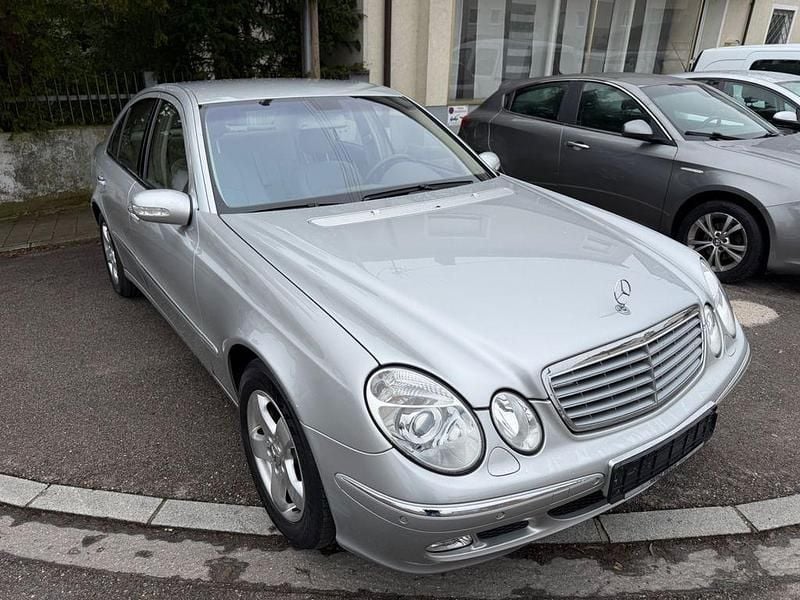 Gebraucht Mercedes E220 150 PS (110 kW) 2002 Silber Limousine