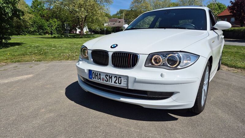 Weiß Gebraucht 2009 BMW 130 Kleinwagen | 14.500 € (Fairer Preis) - Bild 1/4