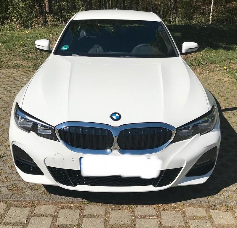 Weiß Gebraucht 2020 BMW 318 M Sport Limousine | 27.190 € (Guter Preis) - Bild 1/4