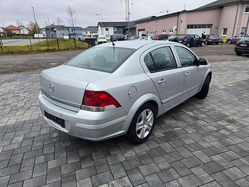 Gebraucht Opel Astra Edition 116 PS (85 kW) 2010 Argon silber/ice silver (m2) Kleinwagen