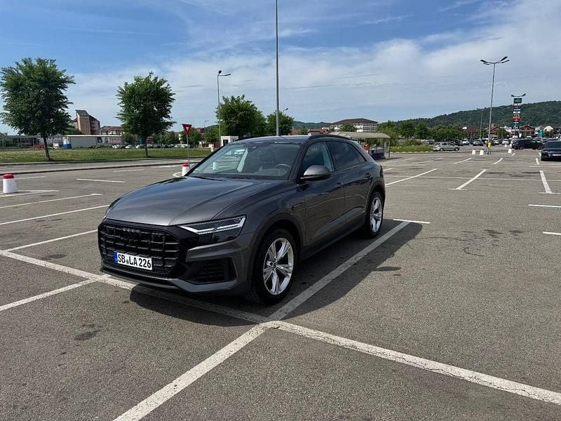 Grau Gebraucht 2023 Audi Q8 Ambiente SUV | 62.000 € (Superpreis) - Bild 1/4